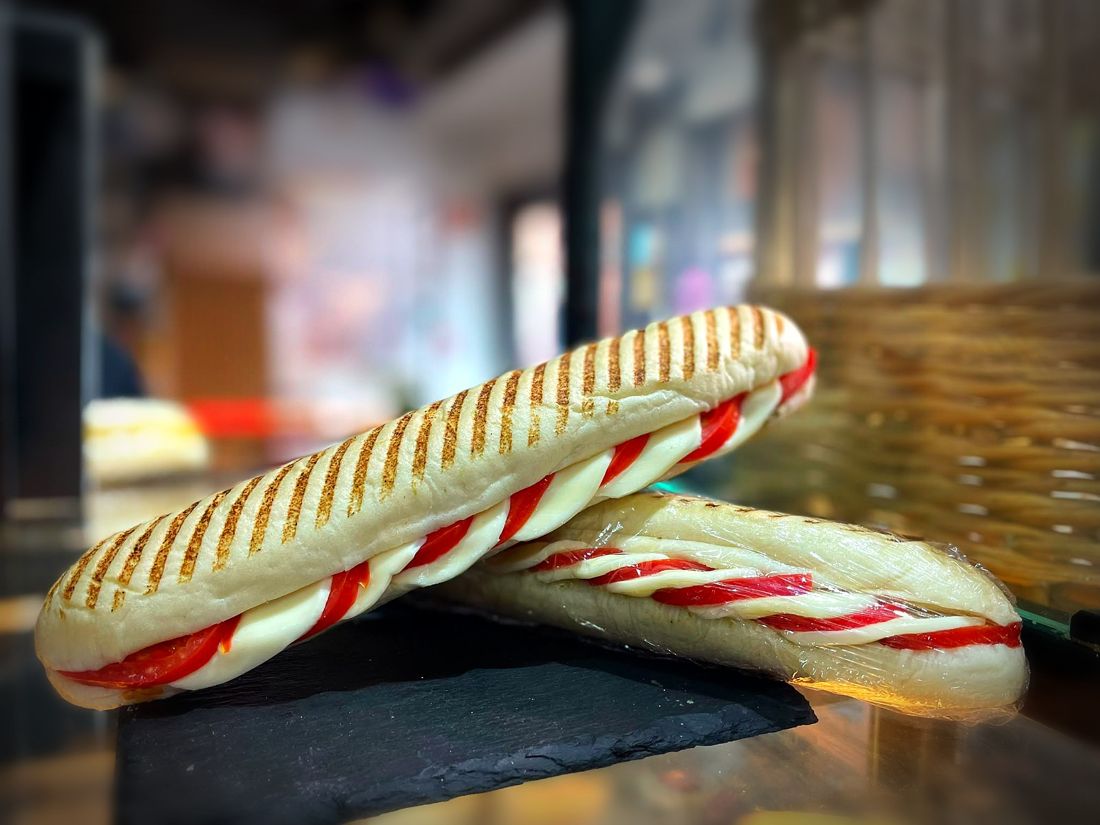 Panini grillé tomate-fromage