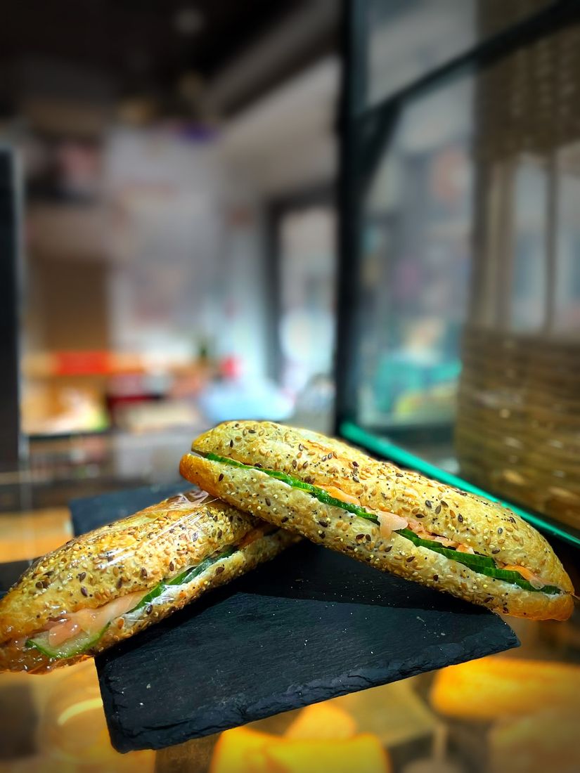 Sandwich pain aux graines, crudités